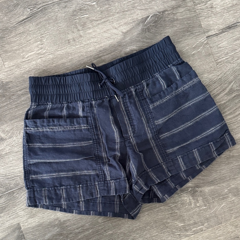 Athleta Cabo Linen Navy / White Stripe 3.5" Inseam Pull On Short Size 4